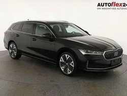 Onyx schwarz metallic Gebraucht 2024 Skoda Superb Selection Kombi | 42.245 € (Superpreis)