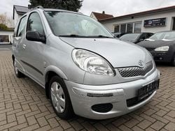 Grau Gebraucht 2005 Toyota Yaris Verso Van / Kleinbus | 5.500 €