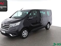 Schwarz (metallic) Gebraucht 2022 Renault Trafic Life Van | 32.880 € (Superpreis)