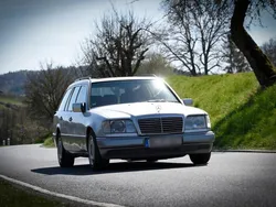 Silber Gebraucht 1995 Mercedes E200 Kombi | 8.900 €