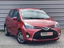 Rot Gebraucht 2015 Toyota Yaris Hybrid Comfort Limousine | 11.990 € (Fairer Preis)