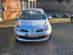 Silber Gebraucht 2006 Renault Clio II Initiale Kleinwagen | 3.200 €