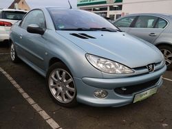Farbe islandgrau/metalliclack Gebraucht 2004 Peugeot 206 CC Tendance Cabrio | 990 €