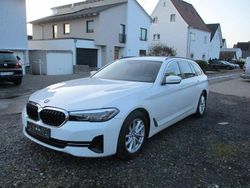 Weiß Gebraucht 2024 BMW 530 Sport Line Kombi | 33.999 €