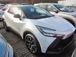 Platinumweiß. / schwarz Gebraucht 2024 Toyota C-HR Team SUV | 32.490 € (Fairer Preis)