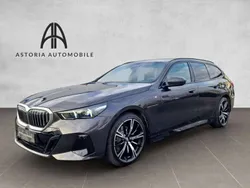 Sophistograu brillanteffekt Gebraucht 2024 BMW 520 M Sport Kombi | 56.990 € (Superpreis)