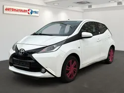 Weiß Gebraucht 2015 Toyota Aygo X-play Kleinwagen | 4.799 € (Superpreis)