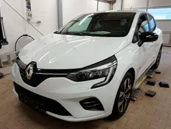 Weiß Gebraucht 2023 Renault Clio V Evolution Kleinwagen | 13.298 € (Guter Preis)