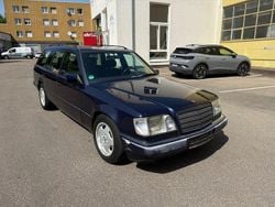 Blau Gebraucht 1995 Mercedes E220 | 3.900 €