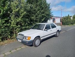 Weiß Gebraucht 1985 Mercedes E230 Limousine | 7.000 €