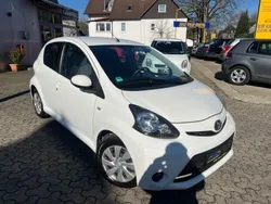 Weiß Gebraucht 2012 Toyota Aygo Cool Kleinwagen | 5.490 € (Etwas zu teuer)