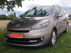 Beige Gebraucht 2012 Renault Grand Scénic III Bose Edition Van / Kleinbus | 5.600 € (Fairer Preis)