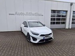Deluxeweiß metallic Gebraucht 2024 Kia Ceed GT-Line Limousine | 28.990 € (Fairer Preis)