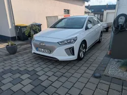 Weiß Gebraucht 2016 Hyundai Ioniq Premium Limousine | 13.000 € (Teuer)