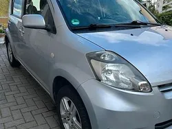Silber Gebraucht 2009 Daihatsu Sirion Kleinwagen | 2.200 € (Fairer Preis)