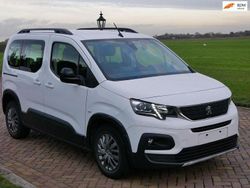 Weiß Gebraucht 2022 Peugeot Rifter Allure Van / Kleinbus | 13.309 € (Guter Preis)