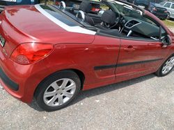 Rot Gebraucht 2007 Peugeot 207 CC Cabrio | 2.222 € (Guter Preis)
