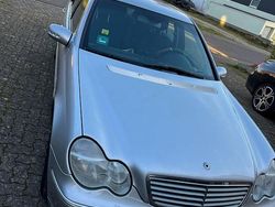 Grau Gebraucht 2000 Mercedes C180 Elegance Kleinwagen | 1.700 €