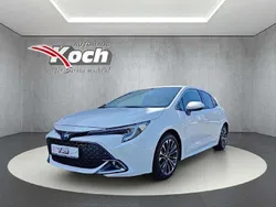 Super white 2 Gebraucht 2023 Toyota Corolla Hybrid Team Limousine | 26.980 € (Teuer)