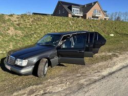 Schwarz Gebraucht 1991 Mercedes E260 Limousine | 23.500 €