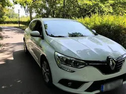 Weiß Gebraucht 2017 Renault Mégane IV Play Kleinwagen | 7.950 € (Guter Preis)