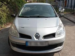 Grau Gebraucht 2009 Renault Clio II Authentique Limousine | 2.600 € (Fairer Preis)