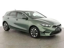 Experience grün metallic Neu 2025 Kia Ceed Limousine | 25.084 € (Fairer Preis)