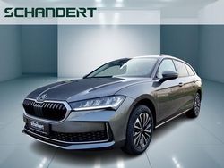 Grau (graphite grey) Neu 2025 Skoda Superb Selection Kombi | 40.752 € (Superpreis)