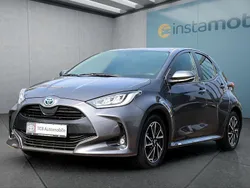 Grau Gebraucht 2022 Toyota Yaris Hybrid Kleinwagen | 20.199 € (Fairer Preis)