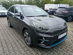Grau Gebraucht 2021 Kia e-Niro 2 SUV | 21.900 € (Fairer Preis)