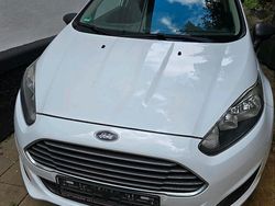 Weiß Gebraucht 2015 Ford Fiesta Kleinwagen | 3.750 €