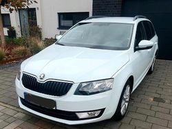 Weiß Gebraucht 2016 Skoda Octavia Kombi | 10.500 € (Fairer Preis)