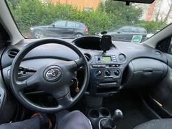 Grau Gebraucht 2004 Toyota Yaris Kleinwagen | 2.500 € (Etwas zu teuer)