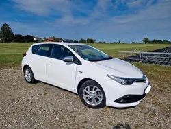 Weiß Gebraucht 2016 Toyota Auris Hybrid Edition-S Limousine | 12.890 € (Fairer Preis)