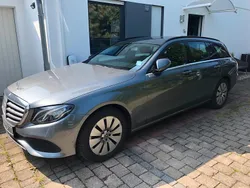Grau Gebraucht 2018 Mercedes 220 Kombi | 16.000 €