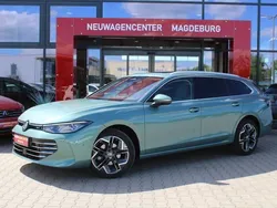 Maripositgrün metallic Gebraucht 2024 VW Passat Elegance Kombi | 41.980 €