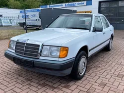 Weiß Gebraucht 1987 Mercedes E230 Limousine | 999 €