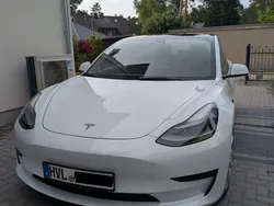 Weiß Gebraucht 2021 Tesla Model 3 Standard Range Plus Limousine | 22.000 € (Guter Preis)