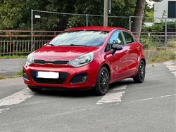 Rot Gebraucht 2012 Kia Rio Limousine | 7.250 € (Etwas zu teuer)