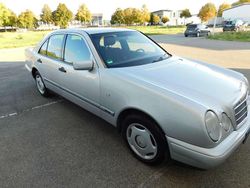 Silber Gebraucht 1998 Mercedes E230 Classic Limousine | 3.200 € (Superpreis)