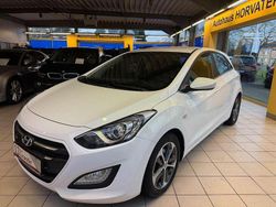 Weiß Gebraucht 2016 Hyundai i30 Trend Limousine | 7.950 € (Fairer Preis)