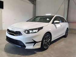 Deluxeweiß exclusiv Neu 2025 Kia Ceed Sportswagon Kombi | 28.089 € (Fairer Preis)