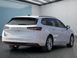 Weiß Gebraucht 2024 Skoda Superb Kombi | 33.649 € (Fairer Preis)