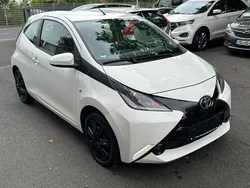 Weiß Gebraucht 2016 Toyota Aygo Business Edition Kleinwagen | 4.600 € (Fairer Preis)