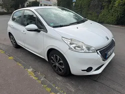 Weiß Gebraucht 2012 Peugeot 208 Kleinwagen | 2.999 €