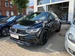 Deep black perleffekt (metallic) Gebraucht 2021 VW Tiguan R-line SUV | 46.660 €