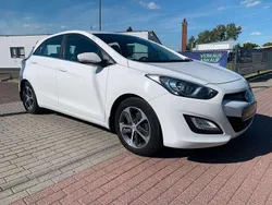 Weiß Gebraucht 2014 Hyundai i30 Trend Limousine | 7.900 € (Guter Preis)