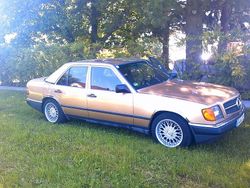 Gold Gebraucht 1988 Mercedes E260 Limousine | 8.900 €