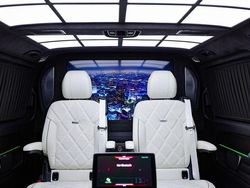 Schwarz Gebraucht 2024 Mercedes V300 Van / Kleinbus | 260.000 €