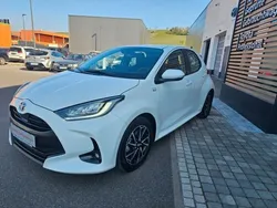 Schneeweiß Gebraucht 2022 Toyota Yaris Hybrid Basis Limousine | 20.990 € (Fairer Preis)